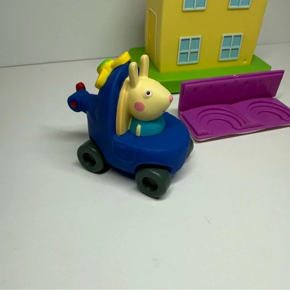Peppa Pig All Around Peppa’s Town Playset House Bedroom with 2 Vehicles & Seat - Picture 6 of 11